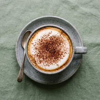 Cappuccino kupissa ylhäältä kuvattuna